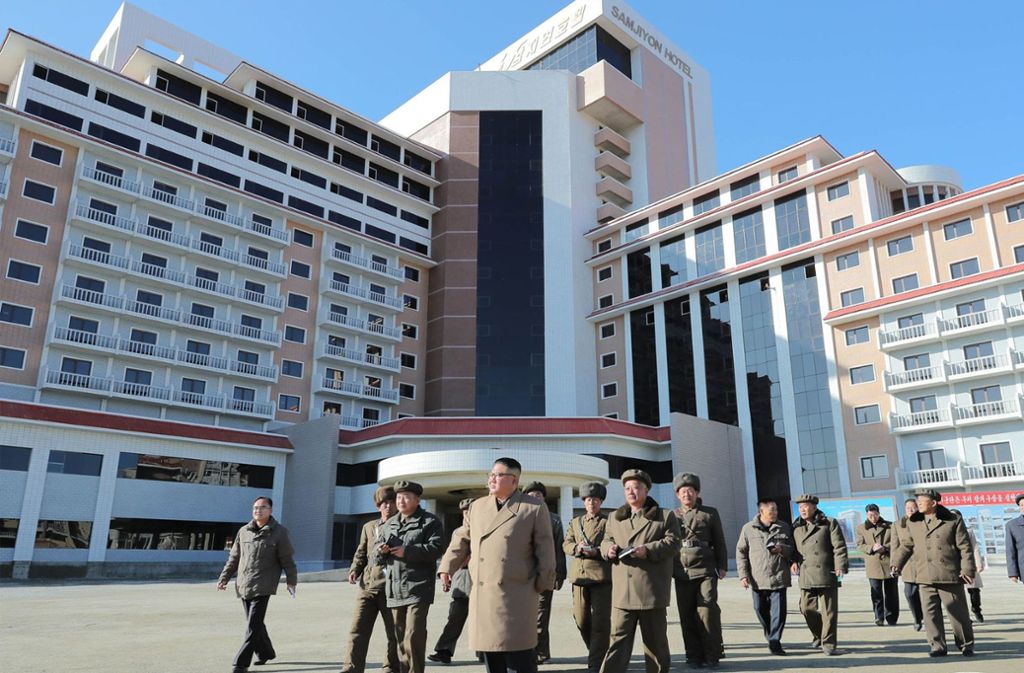Während seines Aufenthalts am Paektusan besuchte Kim Jong Un auch den nahe dem Berg gelegenen Landkreis Samjiyon County.