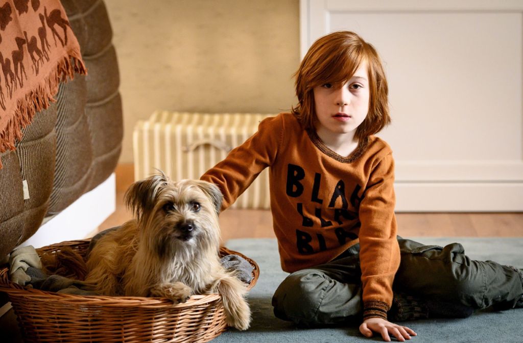Theo Fankhauser (David Grüttner) verspricht seinem Hund, immer für ihn da zu sein.