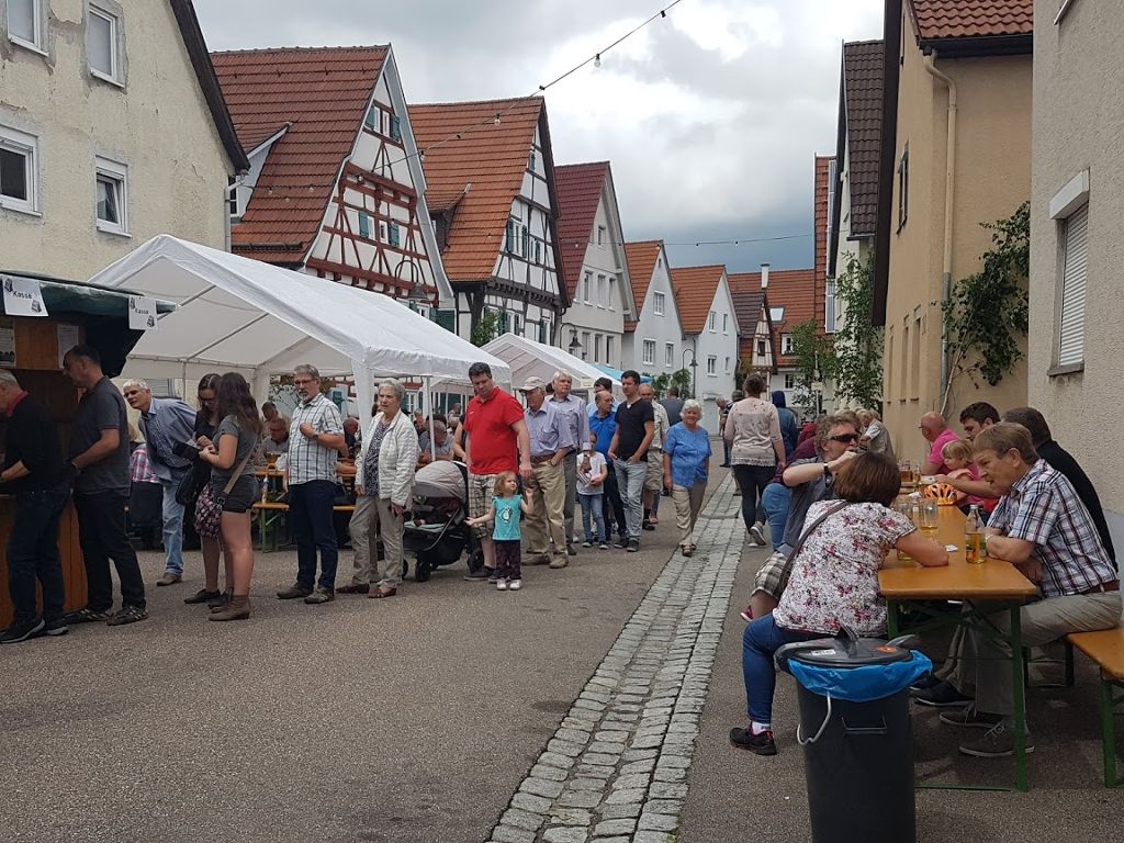 Das 47. Eltinger Straßenfest lockt viele Besucher an.