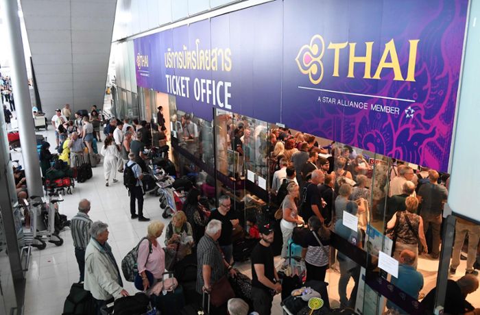 Tausende Urlauber sitzen am Flughafen von Bangkok fest