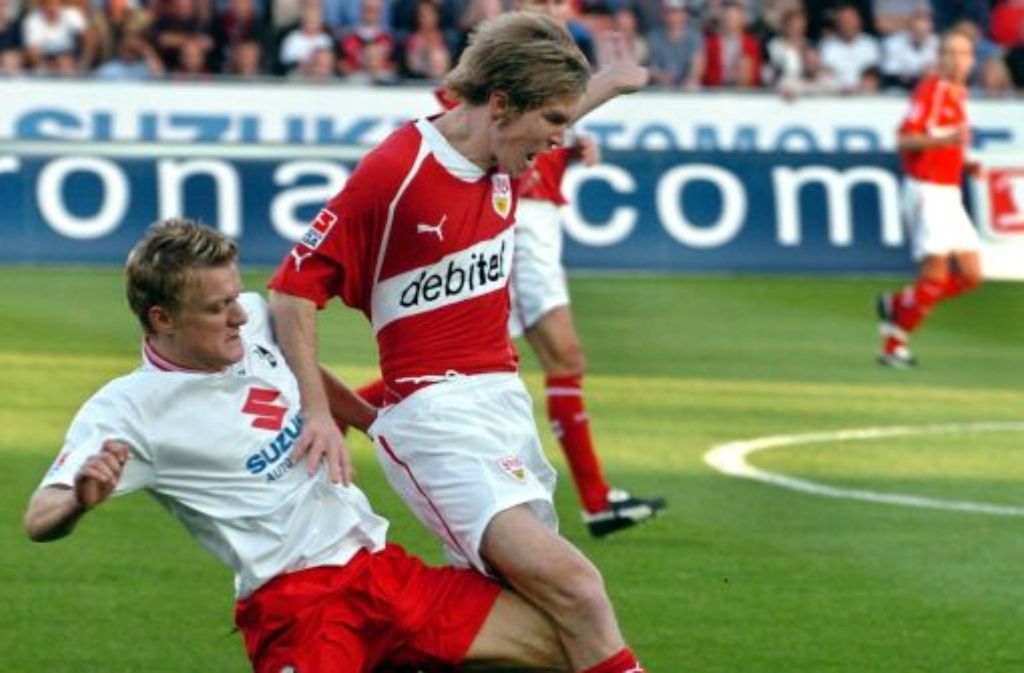 Im Oktober 2004 feiert Freiburg einen 2:0-Heimsieg gegen den VfB Stuttgart - der Freiburger Tobias Willi (links) im Zweikampf mit dem Stuttgarter Alexander Hleb.