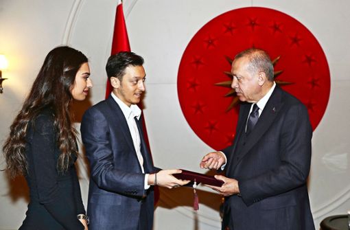 Amine Gülse, Mesut Özil und Staatschef Erdogan (re.) bei dem Treffen in Istanbul. Foto: dpa
