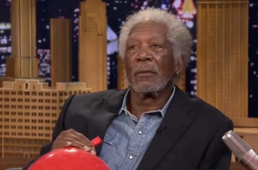 Morgan Freeman auf dem Sofa von Talkmaster Jimmy Fallon - mit einem Luftballon voller Helium. Das klingt ziemlich lustig, wie der Ausschnitt aus der Talkshow zeigt.