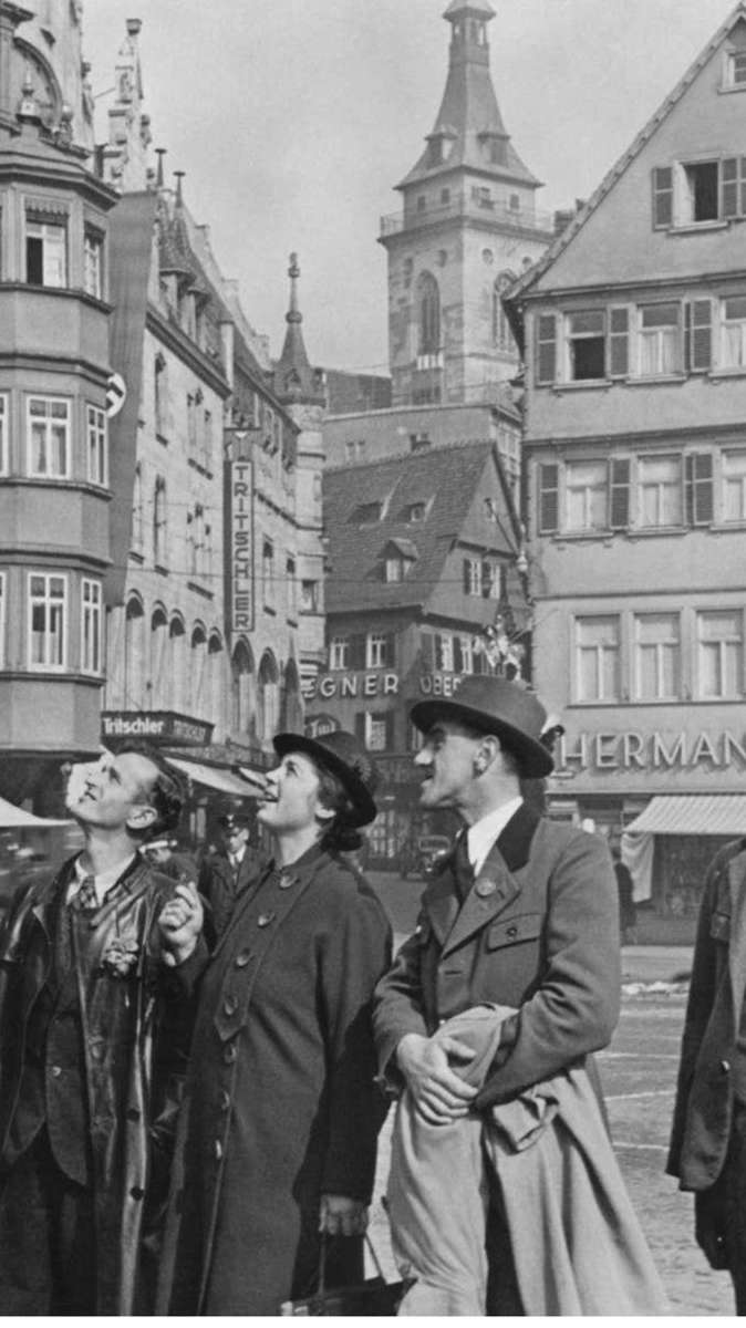 Touristen auf dem Marktplatz in den 1940ern.
