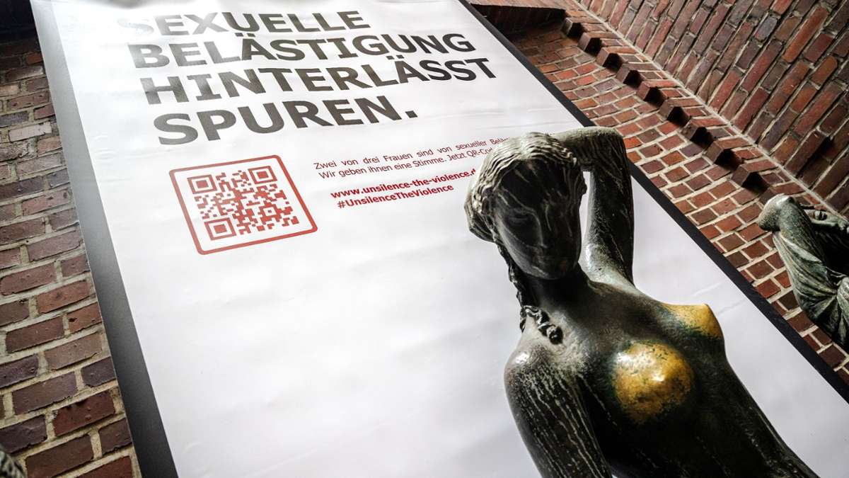 Plakat mit der Aufschrift "Sexuelle Belästigung hinterlässt Spuren" hinter der Bronzeskulptur "Jugend" von Bernhard Hoetger in Bremen.