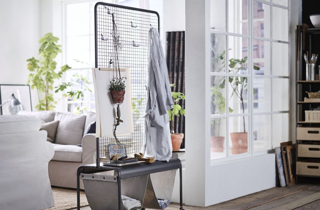 Praktischer Raumtrenner „Veberöd“ von Ikea mit beiliegenden Haken. Am Netz kann man auch Pflanzen hochranken lassen.