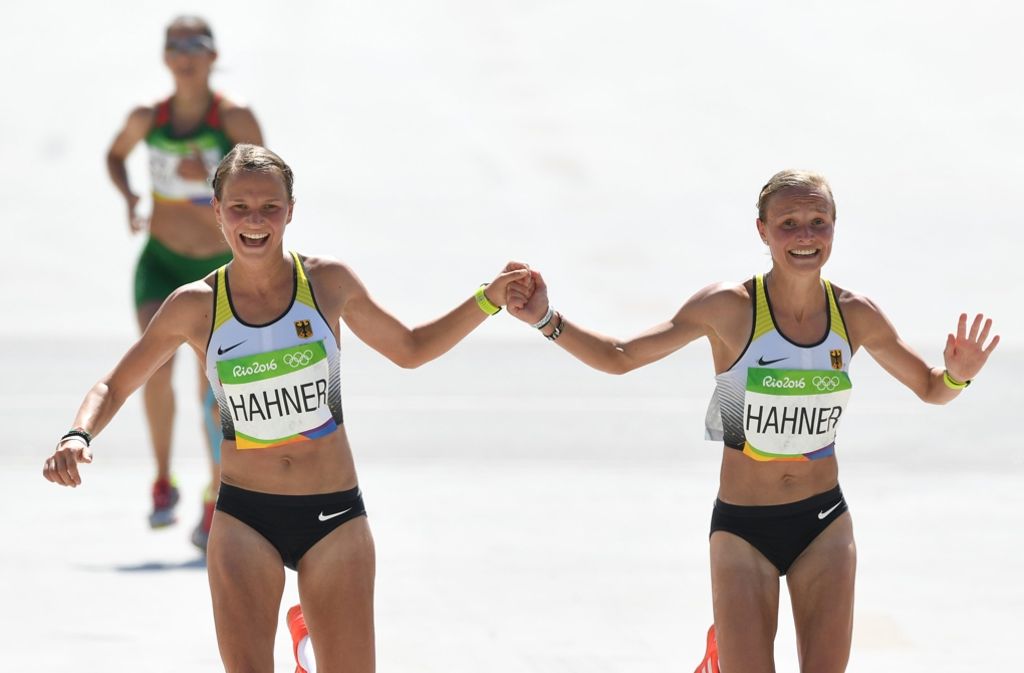 Hand in Hand liefen die Hahner-Zwillinge – beide weit über ihrer eigenen Bestleistung beim Marathonlauf über die Ziellinie – und ernteten damit heftige Kritik: „Es wirkte so, als absolvierten sie einen Volkslauf und nicht die olympische Entscheidung“, schimpfte etwa der DLV-Sportdirektor Thomas Kurschilgen.