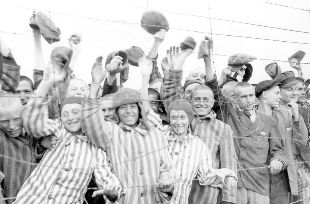 Nach der Befreiung des KZ Dachau durch amerikanische Truppen am 30. April 1945 jubeln die Insassen ihren Befreiern zu.