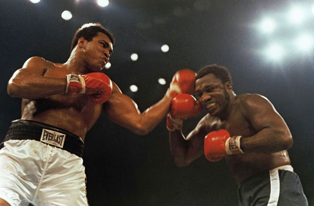 Natürlich darf in dieser Aufzählung auch Muhammad Ali nicht fehlen. Vom IOC 1999 offiziell zum „Sportler des Jahrhunderts“ geehrt, ist der 2016 verstorbene Ex-Weltmeister für viele Sportfans schlicht der größte Boxer aller Zeiten. 1967 wurde Ali sein Titel aberkannt, weil er sich geweigert hatte, den Wehrdienst im US-Militär anzutreten, was gleichbedeutend mit einem Einsatz in Vietnam gewesen wäre. Seine angedachte Gefängnisstrafe von fünf Jahren musste er nur nicht antreten, weil er die Kaution bezahlen konnte. 1970 wurde auch seine Sperre im Boxsport aufgehoben. Vier Jahre dauerte es, ehe Ali im „Rumble in the Jungle“ den 1967 entzogenen WM-Titel gegen George Foreman zurückgewinnen konnte. Damit widerlegte er nach Floyd Patterson als zweiter Schwergewichtsboxer der Geschichte das ungeschriebene Gesetz: They never come back!