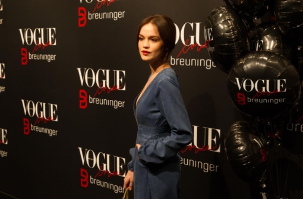 Schauspielerin Emilia Schüle ließ sich ebenfalls auf dem Event blicken.
