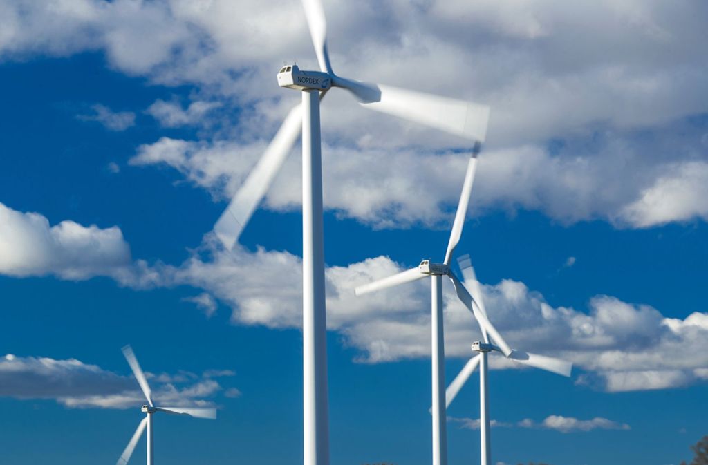 Die Stadtwerke Stuttgart haben in Windenergieanlagen investiert. Doch nicht immer drehen sich die Rotoren. Foto: dpa