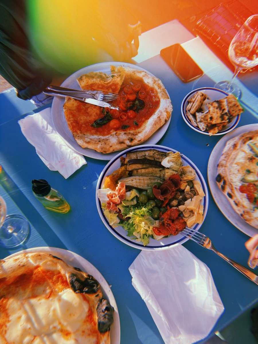 Im "L.A. Signorina" könnt ihr momentan durch die sommerlichsten Pizza-Kreationen durchprobieren. Die Pizzeria am Marienplatz hat von 12-23 Uhr geöffnet.
