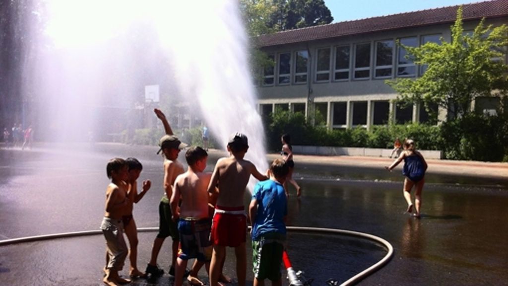  Die Freiwillige Feuerwehr Büsnau hat Kindern an der Steinbachschule eine Abkühlung verschafft. 