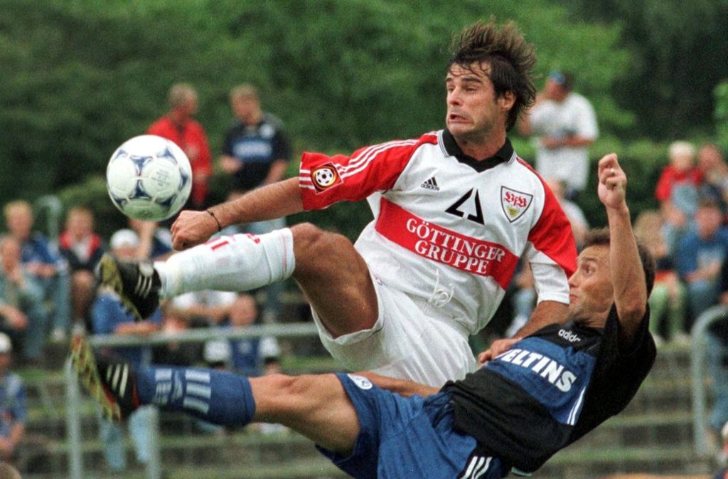 Auch Thomas Berthold hat direkt nacheinander beide Trikots getragen. Von 1991 bis 1993 das Jersey der Bayern, von 1993 bis 2000 das Trikot des VfB.