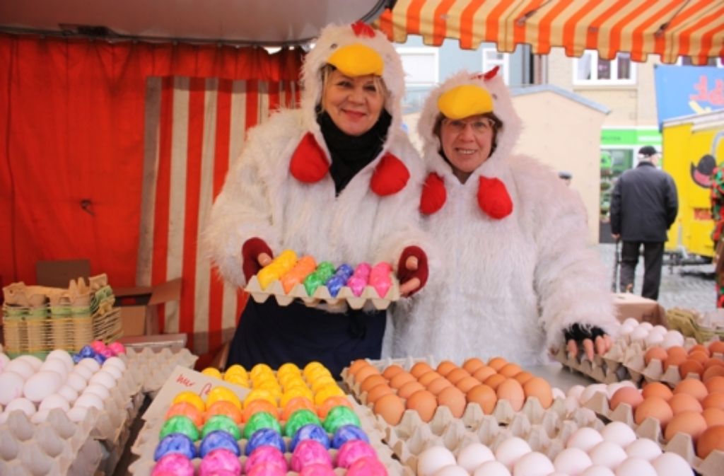 Während strahlende Hühner bunte Eier verkaufen,...