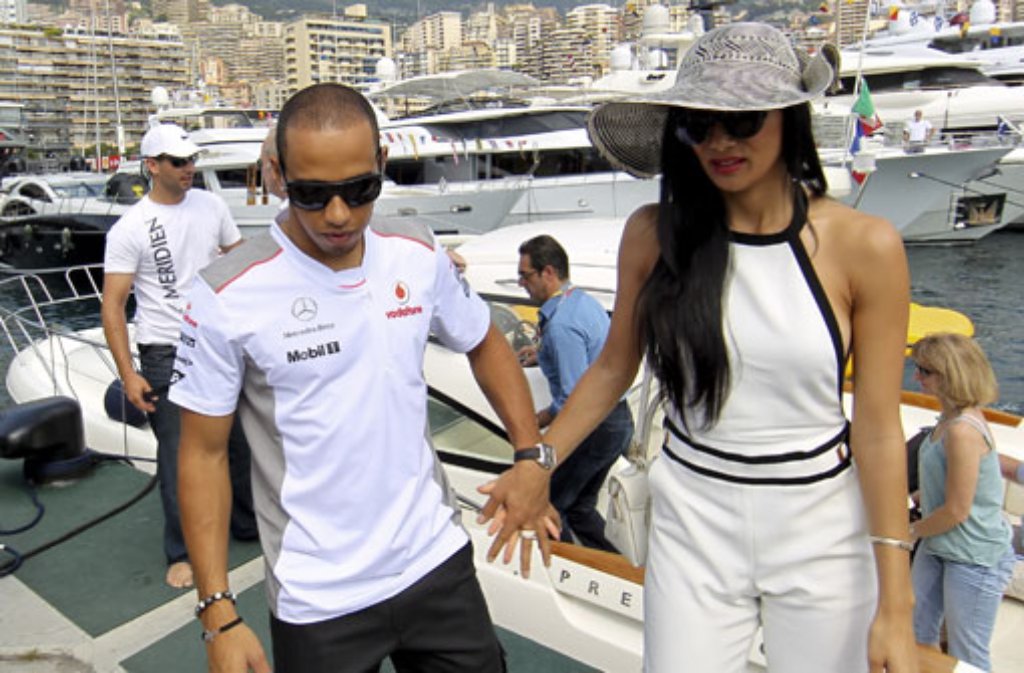Hand in Hand im Yachthafen: Das Glamour-Paar am 27. März 2012 beim Großen Preis von Monte Carlo in Monaco.
