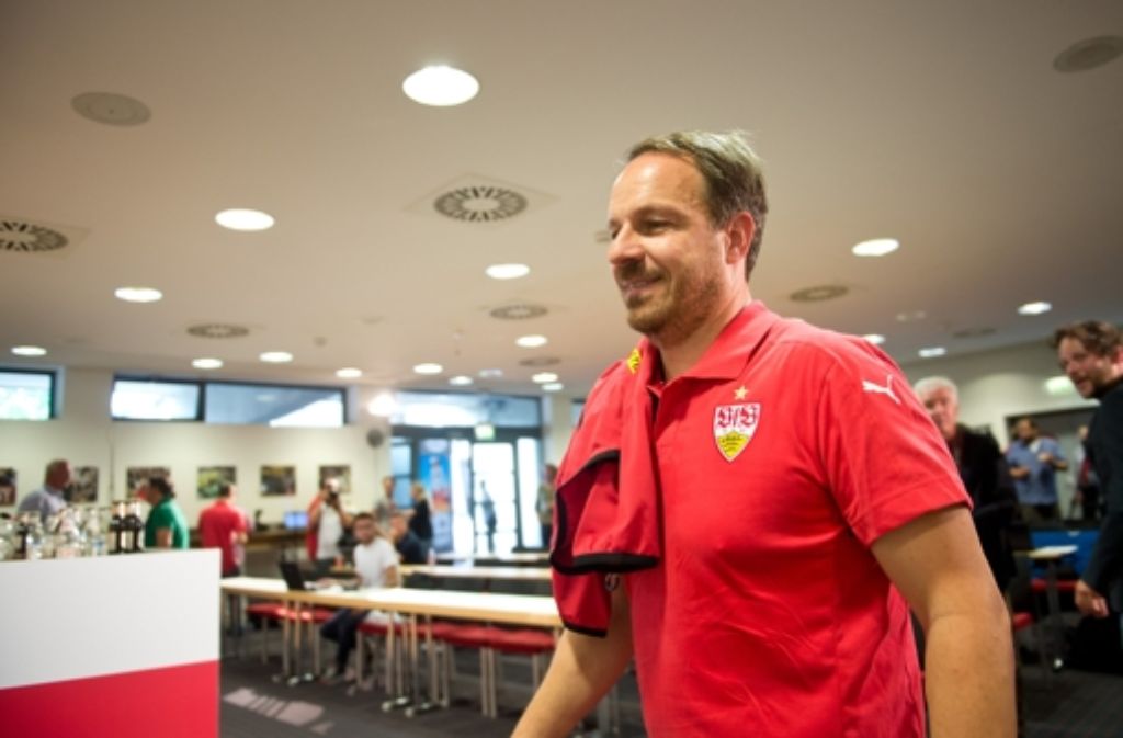 Vor dem ersten Training hat Alexander Zorniger, neuer Trainer beim VfB Stuttgart, am Montag bei einer Pressekonferenz unter anderem überseine Spieltaktik gesprochen. „Wir werden mit einem 4-4-2 sowie einem 4-3-1-2 zwei Spielsysteme einstudieren.“