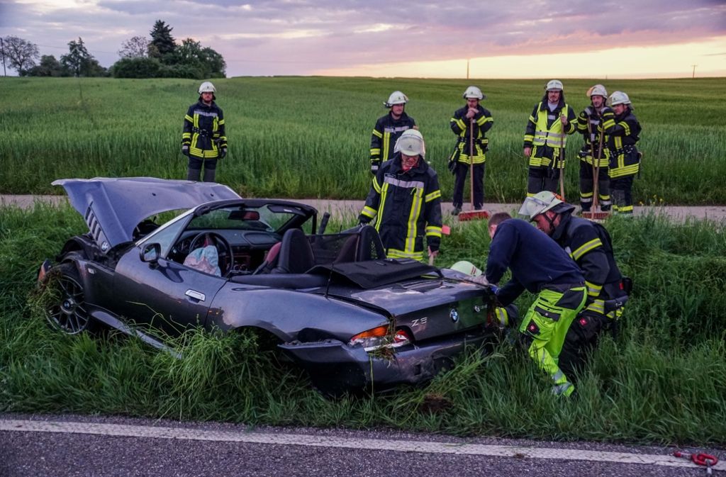 Mit seinem BMW-Cabrio überschlug sich ein junger Autofahrer in Heiningen.