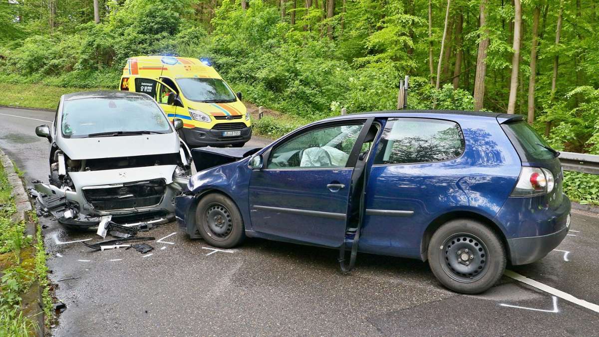 Stuttgarter Polizei sucht Zeugen: Bergheimer Steige nach Unfall kurzzeitig gesperrt – zwei Verletzte
