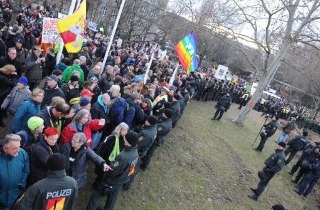 Wenige Tage nach der Räumung des Schlossgartens haben am Samstag nach Polizeiangaben rund 2500 Menschen in Stuttgart gegen das umstrittene Bahnprojekt S21 protestiert.