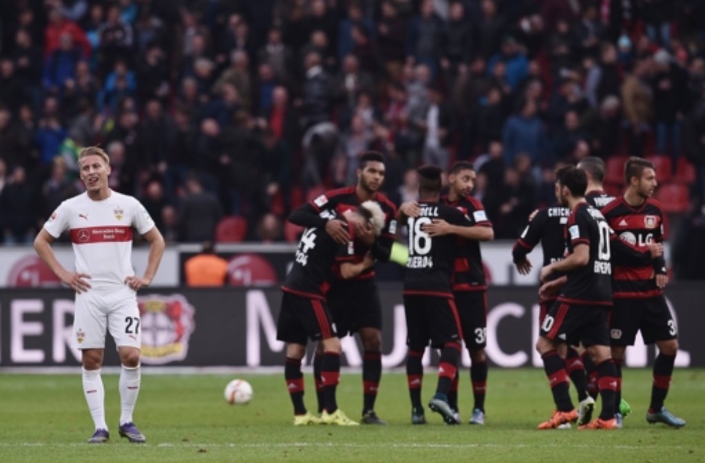 Die Leverkusener Spieler bejubeln ihren Sieg, während dem Stuttgarter Mart Ristl die Enttäuschung ins Gesicht geschrieben steht.