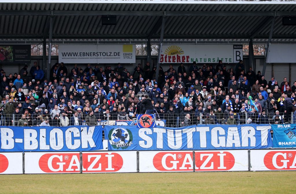 Die Fans der Stuttgarter Kickers sind der Mannschaft auch in der Oberliga treu.