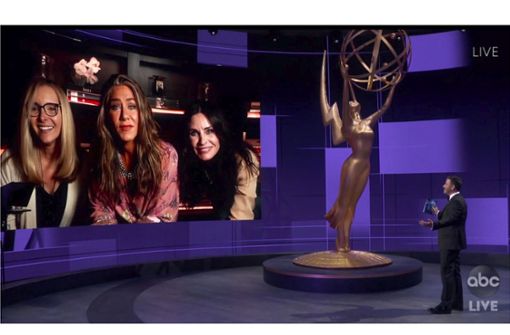 Eine kleine „Friends“-Reunion bei den Emmy Awards: Lisa Kudrow, Jennifer Aniston und Courteney Cox (von links) in einer Live-Video-Zuschaltung mit Jimmy Kimmel. Foto: AP