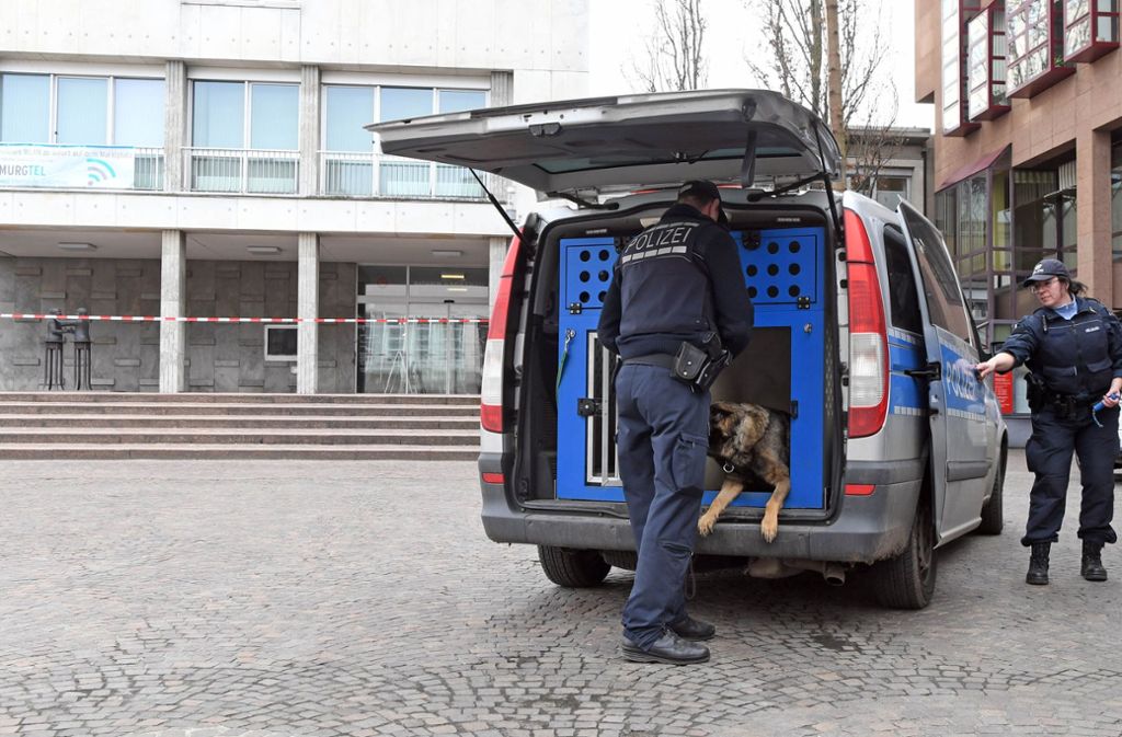 Mit Spürhunden sucht die Polizei nach einem Sprengsatz.