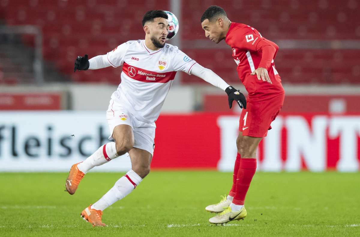 VfB-Stürmer Nicolas Gonzalez im Kopfballduell gegen Tyler Adams