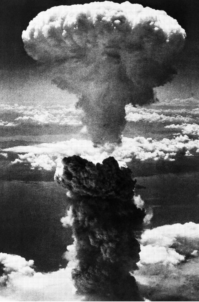9. August 1945: Ein Atompilz steigt über der japanischen Stadt Nagasaki auf, nachdem eine Nuklearbombe explodiert ist. Zwei Tage zuvor hatten die USA über Hiroshima die erste Atombombe der Menschheitsgeschichte gezündet hatten.