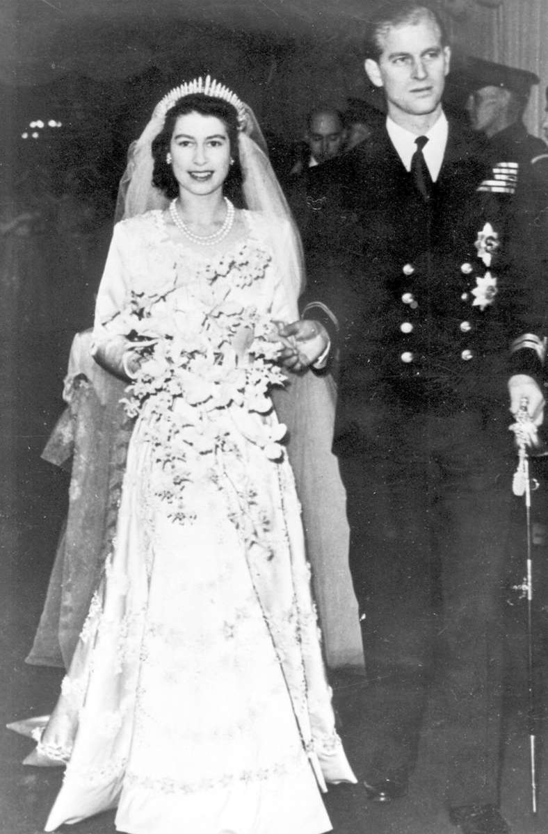 Viele Prinzen würden die britische Prinzessin gerne zum Altar führen - doch Elizabeth entscheidet sich 1947 für einen deutsch-griechisch-dänischen Adligen ohne Land und Titel.