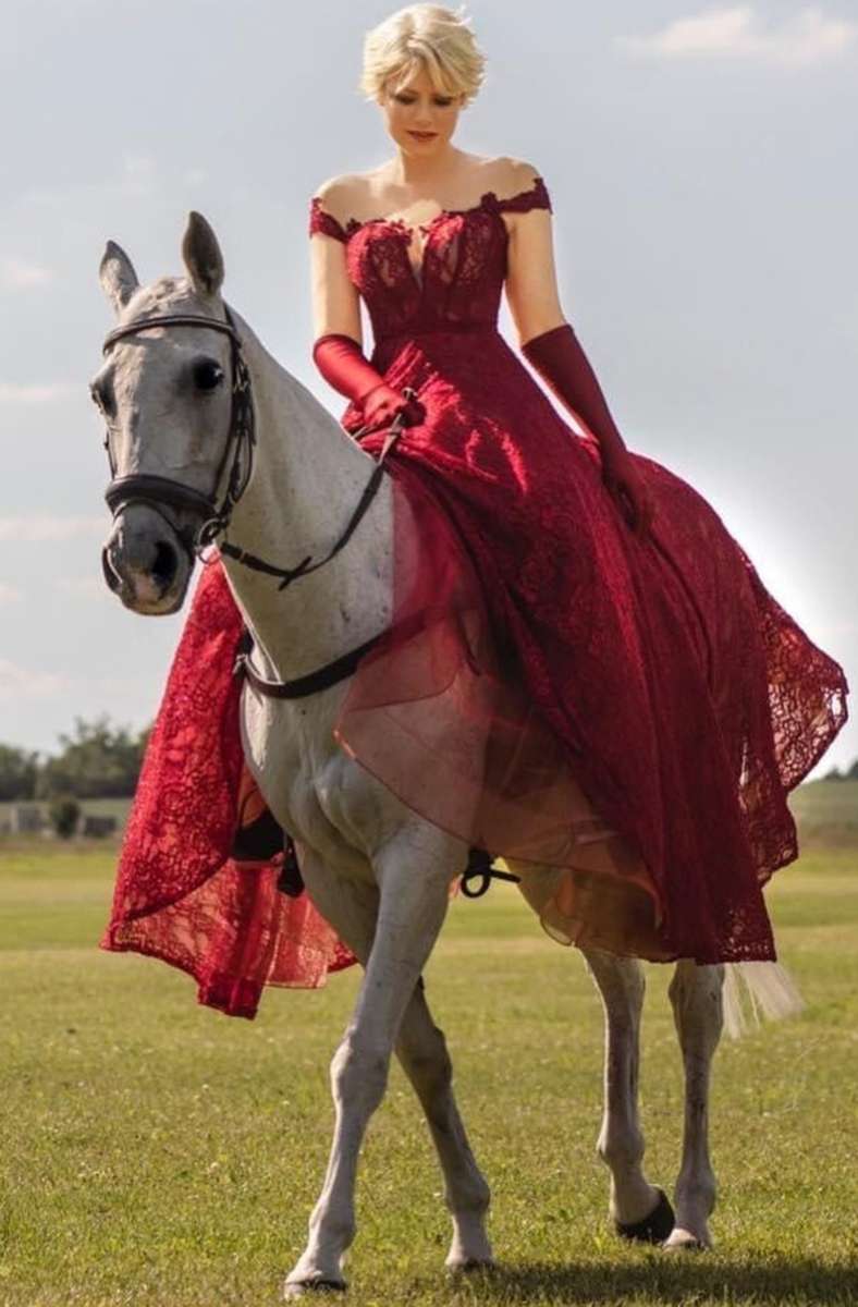 Reiten zählt zu den Hobbys von Tatjana Geßler – das rote Kleid trägt sie allerdings nur für das Fotoshooting.