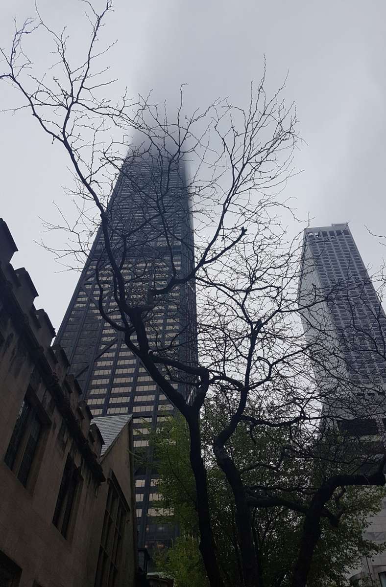 Wer sich immer gefragt hat, weshalb Hochhäuser auch Wolkenkratzer genannt werden: Das John Hancock Center an einem kalten Frühjahrsmorgen kratzt hier sichtlich an den Wolken. In den oberen Etagen befinden sich vor allem Wohnungen.