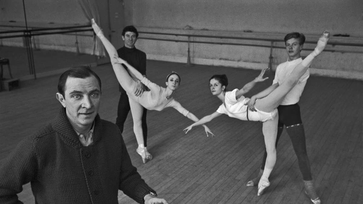 Ballettdirektor und Choreograph John Cranko 1965 mit Tänzern im Ballettsaal