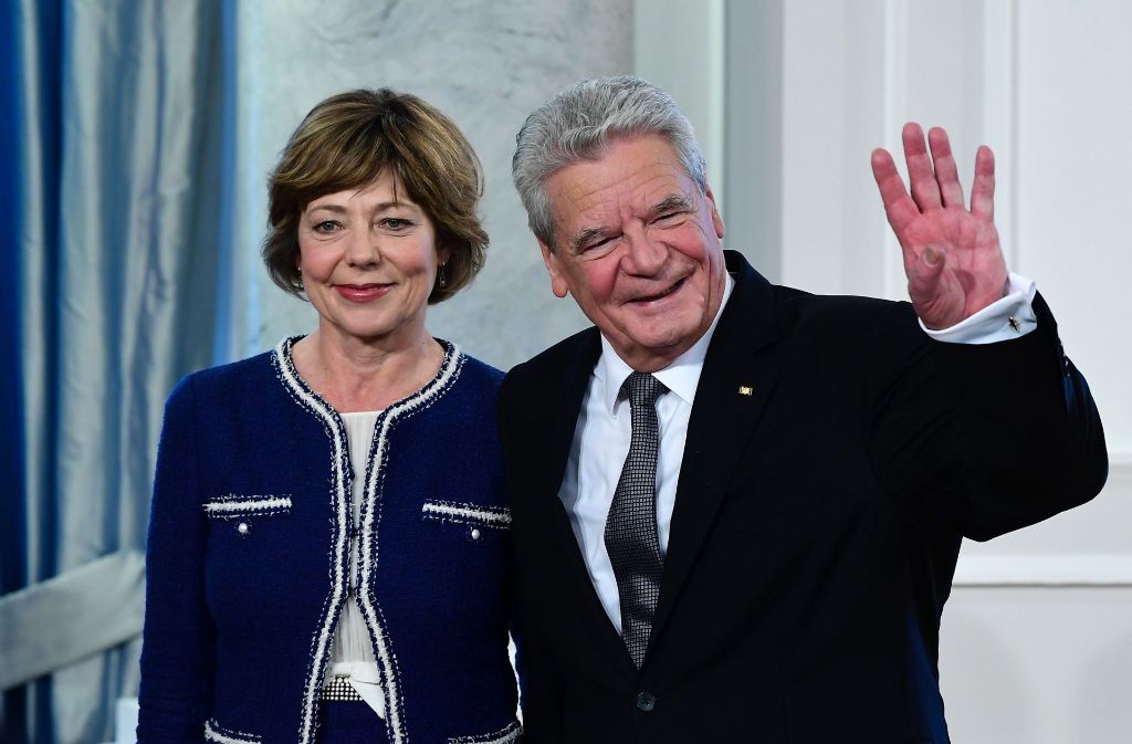 Noch eine Handvoll Helfer für den Altpräsidenten in spe Im März ist es für Joachim Gauck und Daniela Schadt dann „Time to say good bye“.
