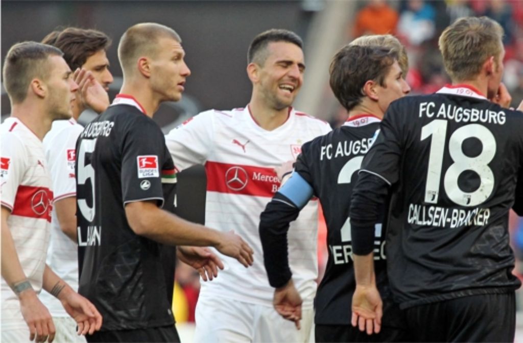 Nach seiner Tätlichkeit gegen Callsen-Bracker sieht Vedad Ibisevic (Mitte) Rot. Weitere Eindrücke vom Spiel gegen den FC Augsburg sehen Sie in der Fotostrecke.