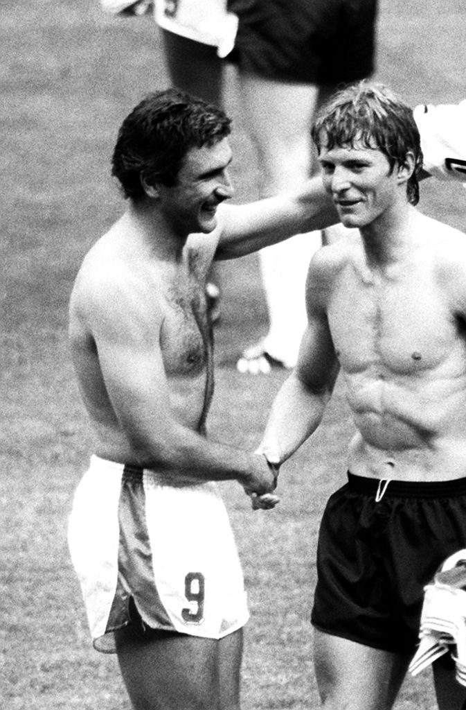 „Die Schande von Gijon“: Förster (rechts) und der österreichische Stürmer Hans Krankl geben sich nach dem WM-Gruppenspiel mit dem skandalösen Nicht-Angriffspakt (0:0) die Hand.