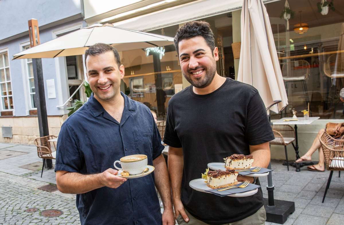 Volkan Durmaz (links) und Burak Kaya vom Café Findelkind zeigen ihr Angebot.