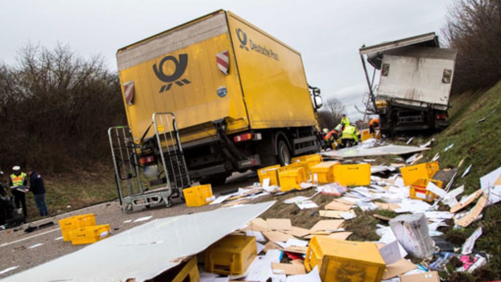 Unfall bei Waiblingen: Briefe und Päckchen auf B14 verteilt