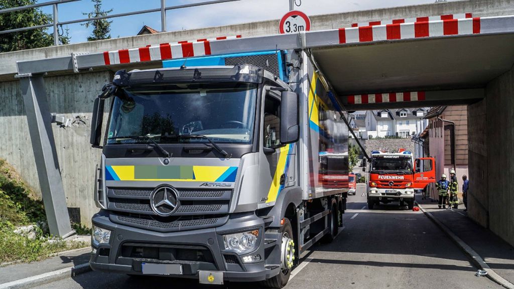 Unfall in Magstadt: Lkw bleibt in Bahnunterführung stecken