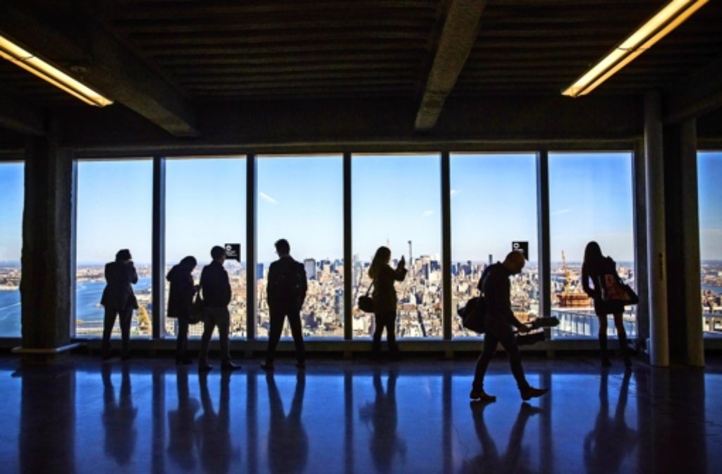 Nur für schwindelfreie Besucher: aus der Vorführetage im 63. Stockwerk des World Trade Center ist der Blick auf Manhattans Skyline grandios. Weitere Eindrücke zeigen wir in der folgenden Bilderstrecke.