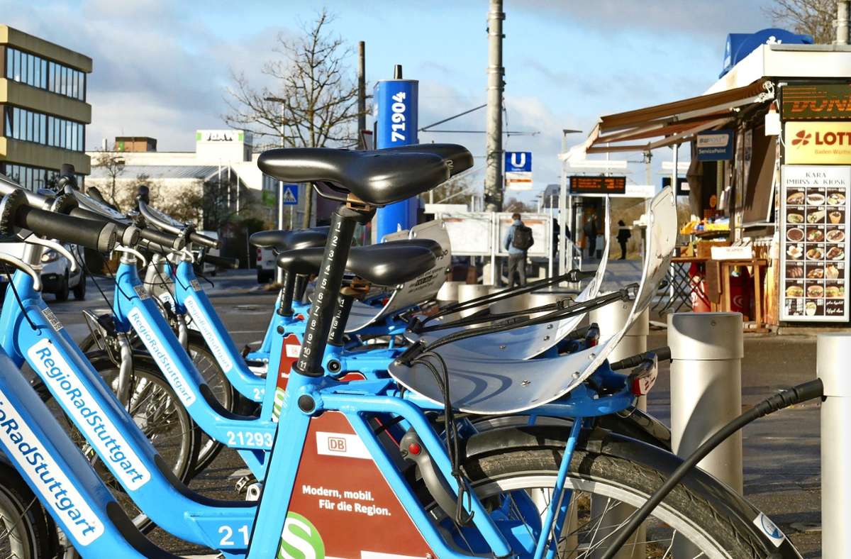An der Haltestelle Plieningen stehen bereits Regio-Rad-Leihräder. Die Grünen wollen das Mobilitätsangebot weiter ausbauen. Foto: Torsten Schöll
