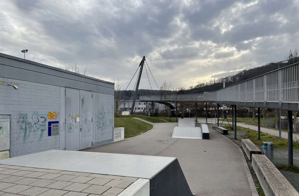 Der Skateplatz in Mettingen ist zwar klein, kann aber dennoch mit verschiedenen Hindernissen punkten.