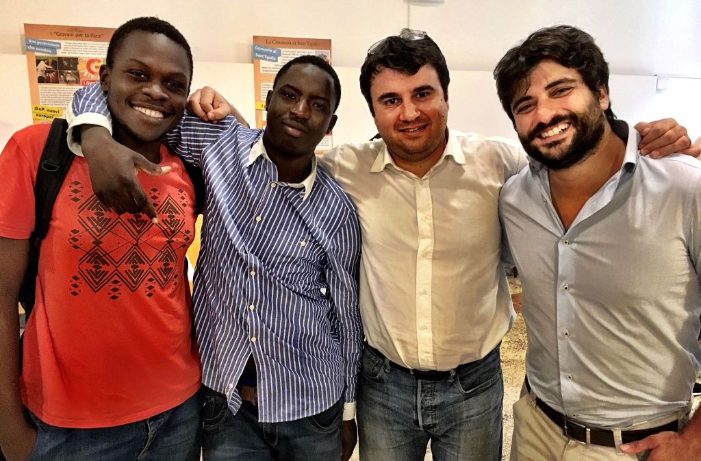 Emiliano Abramo (Zweiter von rechts) organisiert die Hilfe für die Flüchtlinge in Catania.