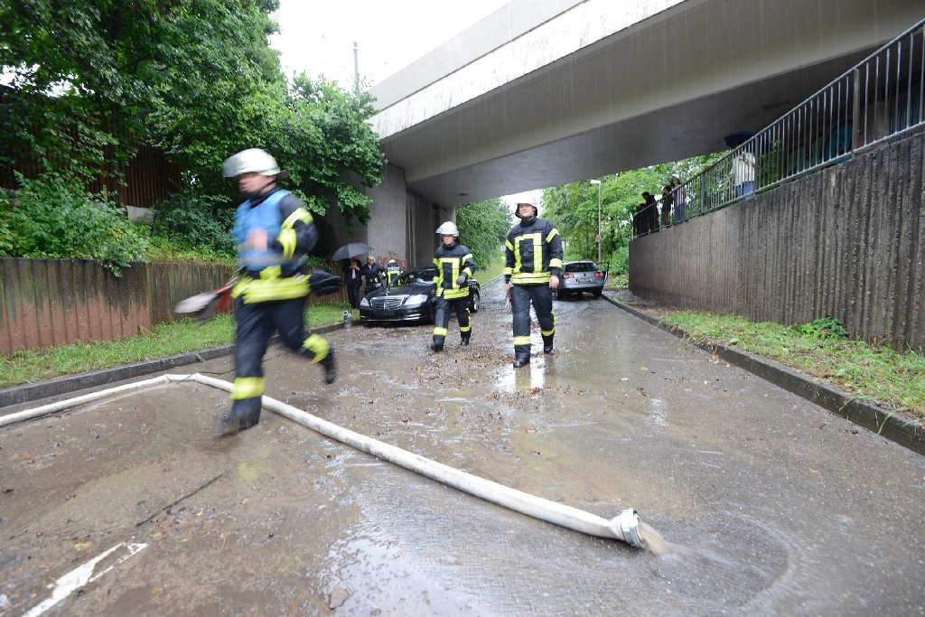 In einer Unterführung in Stuttgart-Feuerbach stehen plötzlich ein Mercedes und ein VW Passat zirka 40 Zentimeter tief im Wasser.