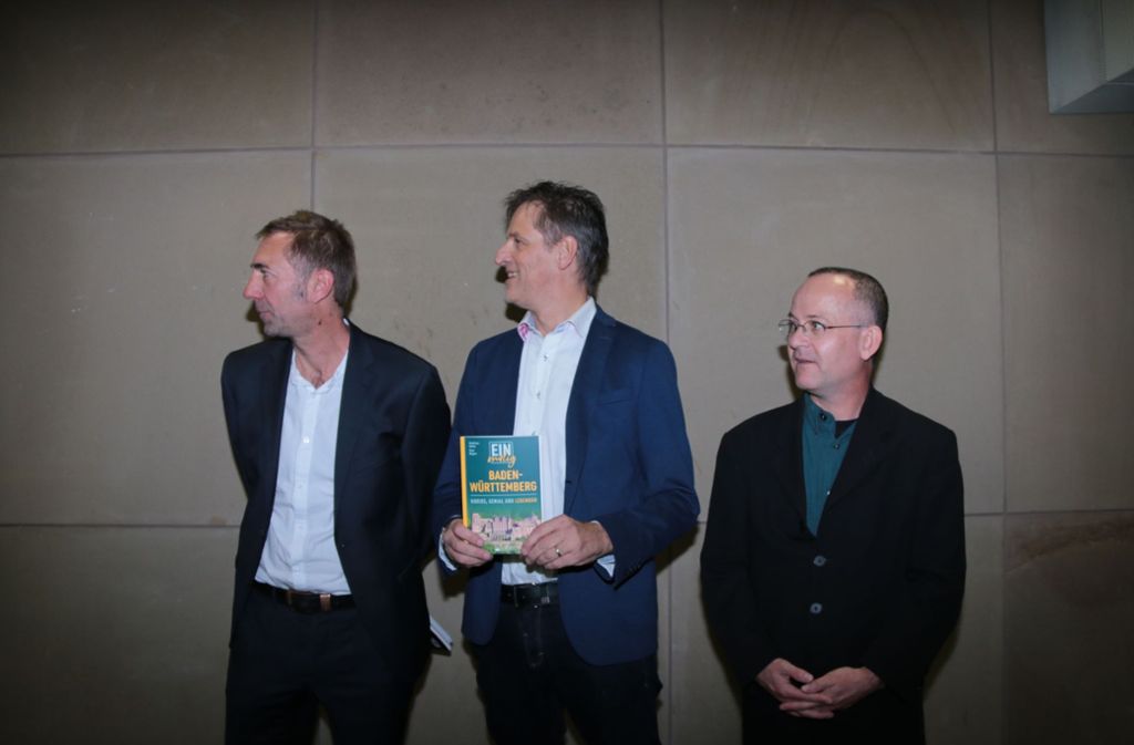 Da kommt der MP ja! Verlagsleiter Rüdiger Müller mit seinen Autoren Uwe Bogen und Mathias Kehle (von links).