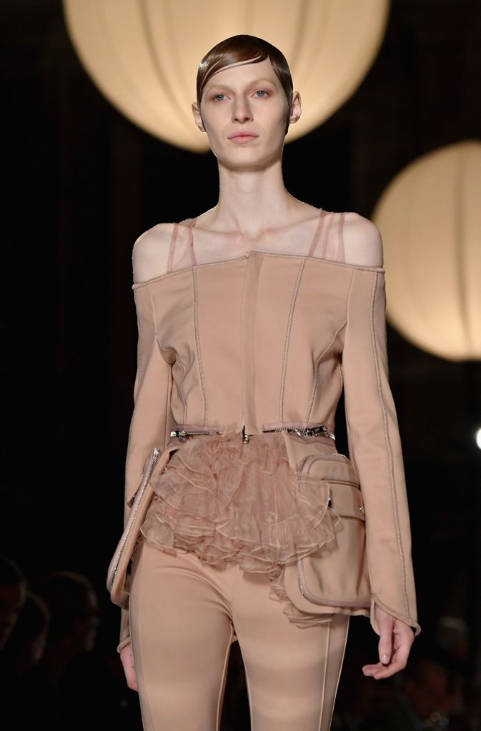 Das Label Givenchy vereint in diesem Look zwei Trends der Fashion Week: Das (beinahe) schulterfreie Oberteil und der erdige Farbton.