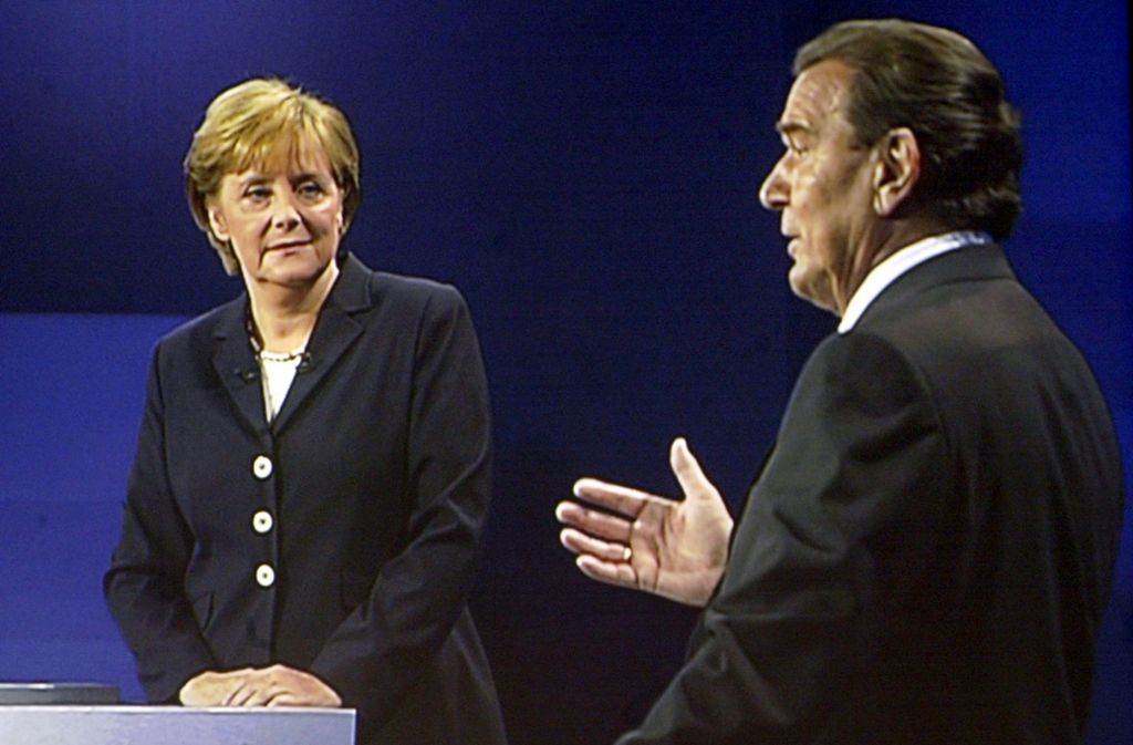 Drei Jahre später ging es weniger glatt für Schröder aus: Er hatte wohl Kohls „Mädchen“ aus dem Osten als Konkurrentin nicht ganz ernst genommen. Aber auch wenn er es im Fernsehstudio unmittelbar nach der Wahl nicht wahrhaben wollte, ...