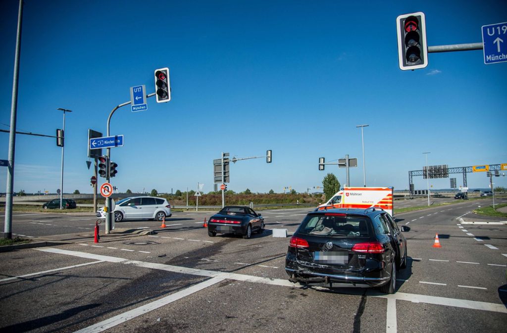 Ein 26-jähriger Fahrer eines VW Passat war laut Polizei um 16 Uhr auf der Flughafenstraße in Richtung Plieningen unterwegs. An einer Ampel, die Rotlicht zeigte, musste er anhalten.