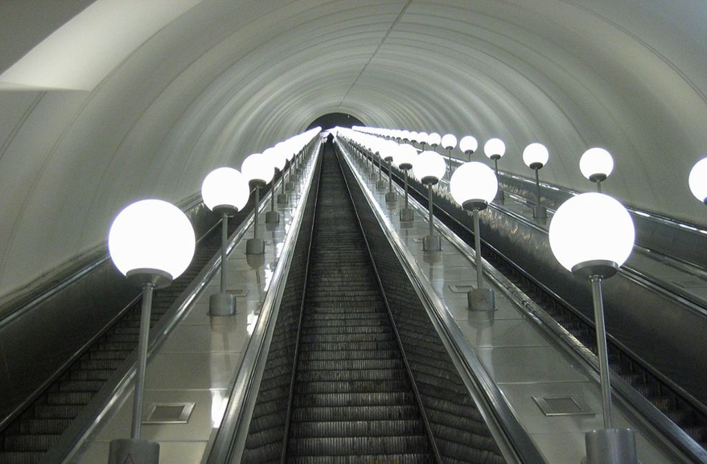 Diese U-Bahnsteige befinden sich 84 Meter unter der Erde, was den Metro Park Pobedy zur gegenwärtig am tiefsten gelegenen Station im Moskauer Metronetz macht. Die Rolltreppen sind 126 Meter lang und waren die längsten zusammenhängenden Rolltreppen der Welt, bis sie 2011 von den Rolltreppen der Station Admiralteiskaja der Metro Sankt Petersburg mit 137 Metern übertroffen wurden.